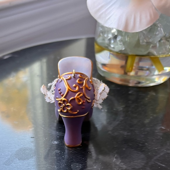 The Ashton-Drake Heirloom Stepping in Time Collectible Shoe 👠 - Picture 5 of 8